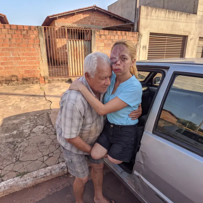 Juliana na frente de casa