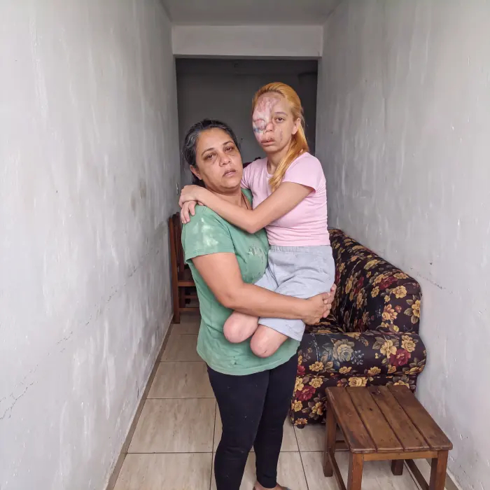 Juliana e a mãe no corredor de casa